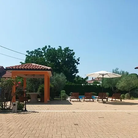 Perla Klaudio *