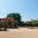 Perla Klaudio *